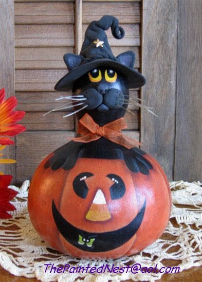 Painted Gourd by Robin at The Painted Nest. I'm drying gourds now to paint ! Can't wait to paint them. This is cute . Cat In A Pumpkin, Fall Gourds, Halloween Gourds, Gorgeous Gourds, Cookies Soft, Chocolate Pumpkin, Gourds Birdhouse, Decorative Gourds, Butter Icing