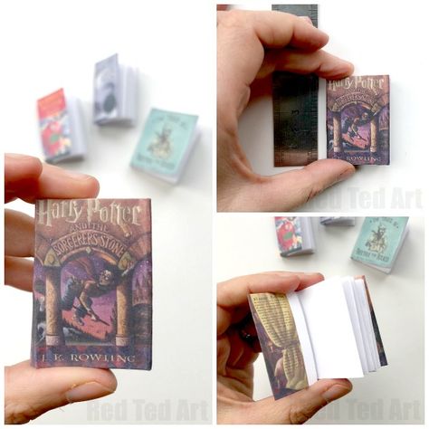 DIY Harry Potter Mini Books - adorable little Mini Notebook DIY for Harry Potter fan. Complete with free Harry Potter Book Cover Printables, these are super cute DIY Notebooks to make for all Harry Potter fans! Mini Book Ornaments Diy, Harry Potter Weihnachten, Harry Potter Notebook, Diy Harry Potter Crafts, Diy Notebooks, Harry Potter Christmas Ornaments, Harry Potter Book Covers, Harry Potter Christmas Decorations, Mini Books Diy