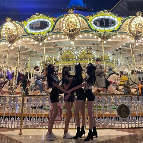 Korean Picture, Lotte World, Korea Travel, World Pictures, Disneyland, Girl Fashion, Fair Grounds, Instagram Post, Instagram Posts