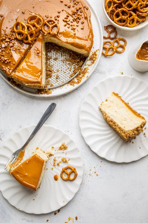 Pretzel Bottom Cheesecake, Pretzel Crust Cheesecake Recipes, Salted Caramel Pretzel Cheesecake, Cheesecake Pretzel Crust, Cheesecake Decorating Ideas Birthday, Pretzel Crust Dessert, Cheesecake Design Ideas, Pretzel Crust Cheesecake, Cheesecake With Pretzel Crust