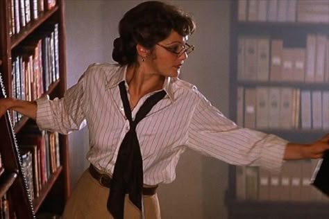 rachel weisz librarian glasses Librarian Aesthetic, 40s Mode, The Mummy 1999, Librarian Style, Librarian Chic, Academia Outfits, Dark Academia Fashion, Academia Fashion, Fashion 90s