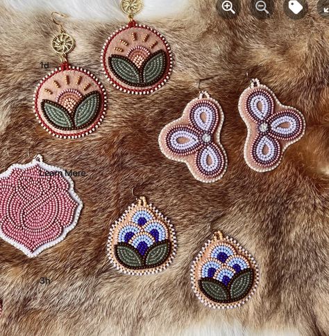 Metis Beadwork Patterns, Metis Beading, Flower Beadwork, Powwow Beadwork, Indigenous Jewelry, Beadwork Ideas, Native Beading, Native Beading Patterns, Beads Craft Jewelry