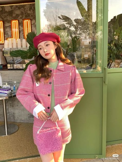 Yellow And Pink Outfit, Outfits With Pink, Beret Outfit, Pink Beret, Fashion Chinese, Retro Yellow, Korean Fashion Trends, Yellow And Pink, Young Fashion