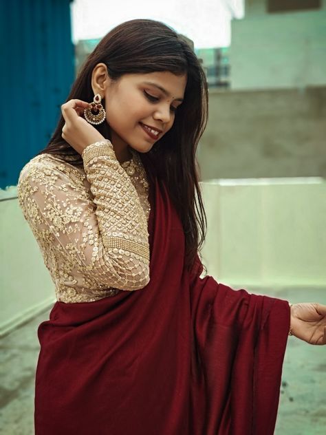 Blouse For Red Saree Contrast, Maroon Colour Combination Outfit, Maroon Saree Contrast Blouse, Maroon Saree Blouse Combination, Red Satin Saree, Winter Saree, Simple Red Dress, Choli Design, Golden Saree