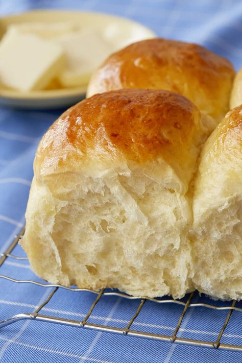 Mashed Potato Dinner, Mashed Potato Rolls, Potato Dinner Rolls Recipe, Potato Roll Recipe, Potato Bun Recipe, Potatoes And Meat, Refrigerator Rolls, Potato Dinner Rolls, Buns Homemade