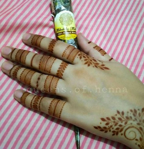 Latest Finger Mehndi Designs Unique, Fingers Mahendi Design Latest, Pakistani Mahendi Design Hand, Back Fingers Mehndi Designs Stylish, Mehandi Design On Fingers, Back Hand Mendhi Designs Unique, Mehandi Designs For Fingers Simple, Simple Mehndi Designs Back Hand Arabic, Back Finger Mehndi Design