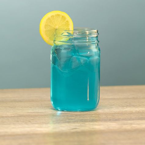 Beautiful Blue Lemonade - Tipsy Bartender Blue Martini Recipe, Spiked Lemonade Recipe, Fish Cocktail, Lemonade Cocktail Recipe, Electric Lemonade, Blue Lemonade, Spiked Lemonade, Easter Cocktails, Lime Slice