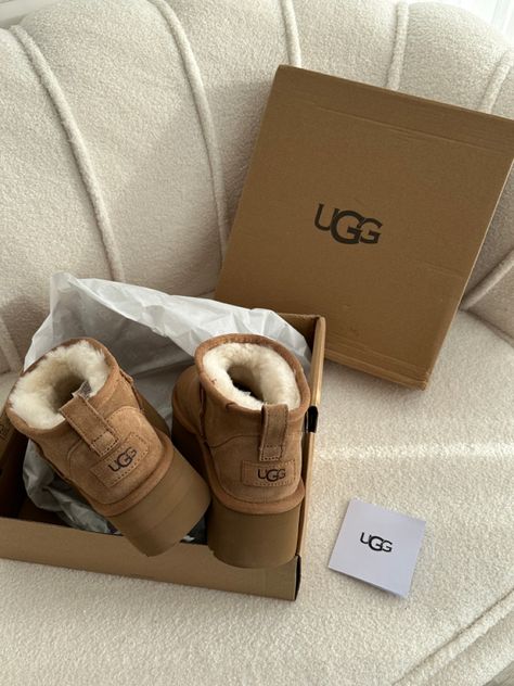 Winter style / ugg aesthetic / ugg beje/ ugg collection Ugg Classic Mini Platform, Cute Uggs, Ugg Mini, Ugg Classic Mini, Shoe Inspo, Swag Shoes, Ugg Classic, Fall Shoes, Classic Mini