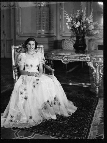 https://flic.kr/p/47jgVM | princess fawzia of egypt. | Princess Fawzieh of Eqypt, eldest daughter of the King of Egypt, recently married the Shah of Iran. The Shah abdicated today and will be succeeded by his 21 year old son, the Crown Prince. June 19, 1941 Iran www.egyptianroyalty.net Queen Of Iran, Fawzia Fuad Of Egypt, Princess Fawzia, Royal Couture, Egyptian People, Egyptian Princess, Pahlavi Dynasty, The Shah Of Iran, Wife Style