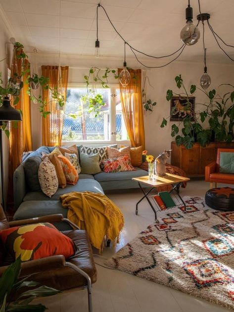 Hippie Apartment, Hippie Living Room, Colorful Apartment, Dream Apartment Decor, Casa Vintage, Apartment Aesthetic, Apartment Decor Inspiration, Apartment Inspiration, Boho Living Room