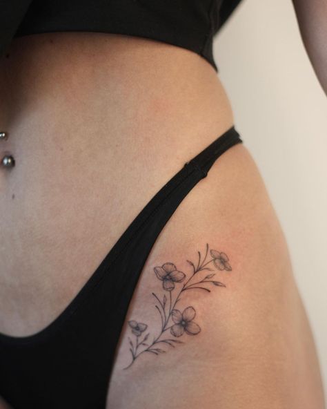 Dainty Flower Tattoos Hip, Violet Hip Tattoo, Flower Tattoo On Hip Bone, Marigold Hip Tattoo, Minimal Hip Tattoos Women, Thigh Small Tattoos Women, Small Inner Thigh Tattoos, Inside Hip Tattoo, Flower Tattoos Aesthetic