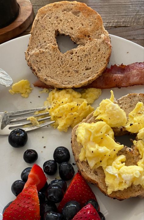 Toasted everthing bagel with butter, scramble egg and bacon with fresh fruit on the side. #breakfast #bagel #toasted #everthingbagel #butter #egg #scrambleegg #bacon #fruit #strawberry #blueberry Bagel Breakfast Ideas, Bagel With Egg, Egg Bagels, Bagel Board, Bacon Bagel, Egg Bagel, Bagel Breakfast, Egg And Bacon, Ham Breakfast