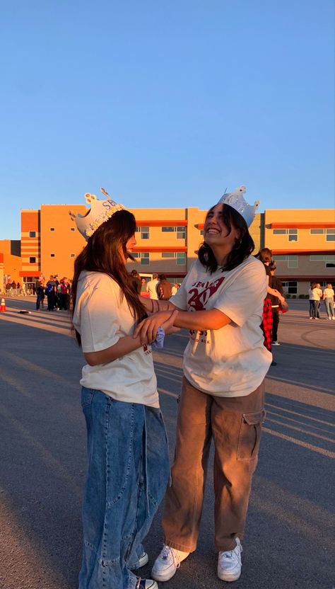 senior crown, senior sunrise, senior sunrise aesthetic, cute photo, candid photo moments, aesthetic sunrise, senior sunset, senior shirt, pants, jeans, best friend poses, best friend duo, bestie poses, standing poses, blue senior crowns Standing Poses With Friends, Senior Shirts, Best Friend Poses, Standing Poses, Friend Poses, Cute Photos, Pajamas, Best Friends, In This Moment