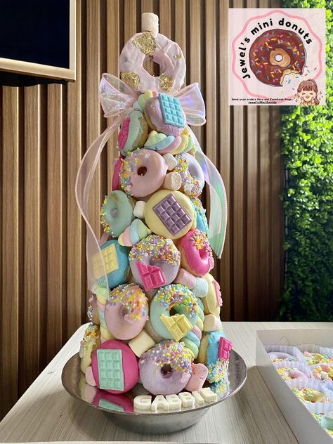 Diy Donut Tree, Mini Donut Tower, Donut Stack Cake, Donut Cake Tower, Donut Torte, Donat Tower, Doughnut Tower, Birth Cakes, Donut Birthday Cake