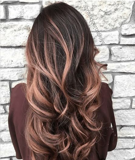 Trendy Fall Hair Color, Dark Ombre Hair, Rose Gold Balayage, Rambut Brunette, Gold Hair Colors, Hair Color Rose Gold, Fall Hair Color For Brunettes, Caramel Highlights, Brown Balayage