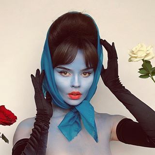 Makeup inspired by the beautiful artwork of Hajime Sorayama Retro Futurism Outfits, Vintage Alien, Alien Makeup, Makeup Inspired, Alien Costume, Halloween Makeup Inspiration, Tim Walker, Space Girl, Halloween Inspo