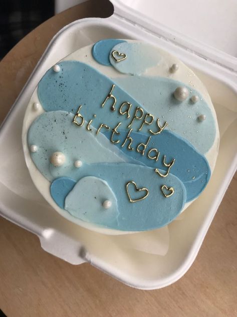 Cake Bento Design Simple, Aesthetic Bento Cake For Boyfriend, Birthday Cake Bento Aesthetic, Mini Pasteles Aesthetic, Bento Cake Design Birthday Aesthetic, Aesthetic Birthday Cake For Boyfriend, Bento Cakes For Birthday, Cake Mini Aesthetic, Bento Cake Aesthetic Simple