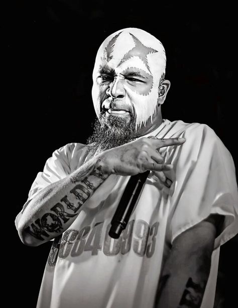 such a great shot of Tech N9ne! ^S^❤ Tech N9ne Wallpapers, Tech N9ne Quotes, Horror Core, Tech N9ne, Celebrity Artwork, Hip Hop Artwork, Strange Music, Chocolate Malt, Music Life