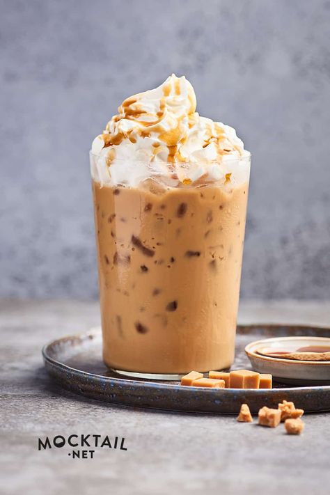 We love a good iced caramel latte. In fact, that is many people’s go-to orders when they head to a coffee shop in the summer. The iced caramel latte Starbucks Caramel Latte Starbucks, Stroop Waffles, Iced Caramel Latte Recipe, Barista Drinks, Caramel Latte Recipe, Iced Caramel Latte, Tasty Smoothies, Iced Latte Recipe, Tea Lattes