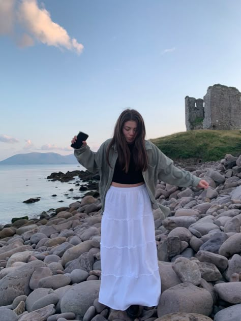 Outfit For Ireland, Wales Outfit Ideas, Scottish Summer Outfits, Ireland Aesthetic Outfits Summer, Irish Aesthetic Outfits, Outfits To Wear In Ireland, Cornwall Aesthetic Outfits, Outfits For Ireland In August, Irish Outfit