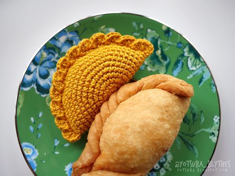 [Free Pattern] Curry Puff (Karipap) Amigurumi Crochet Pattern Crochet Cornish Pasty Pattern, Crochet Pastries Free Pattern, Crochet Pastry Free Pattern, Dessert Crochet Pattern Free, Crochet Pasties, Crochet Dessert Free Pattern, Crochet Pastries, Amigurumi Food Free Pattern, Crochet Play Food Free Pattern