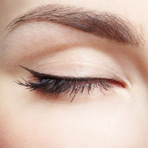 Get the eye makeup trick that makes your eyes pop, PLUS 6 more beauty tricks for that naturally-gorgeous look: http://www.womenshealthmag.com/beauty/natural-beauty-tips?cm_mmc=Pinterest-_-womenshealth-_-content-beauty-_-sneakybeautytricks Permanente Make-up, Eyeliner Hacks, Eyeliner Tips, Smink Inspiration, Glitter Eyeliner, Beauty Make-up, Makijaż Smokey Eye, Winged Liner, Kesha