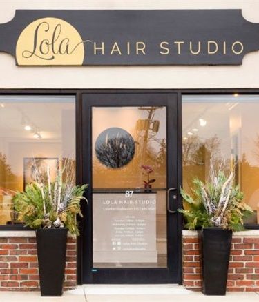 Hair Salon Signs Store Fronts, Vintage Hair Salon Decor, Salon Exterior Ideas Store Fronts, Beauty Salon Exterior Design, Beauty Salon Exterior, Hair Salon Signage, Hair Salon Exterior, Gold Salon Decor, Salon Exterior Design