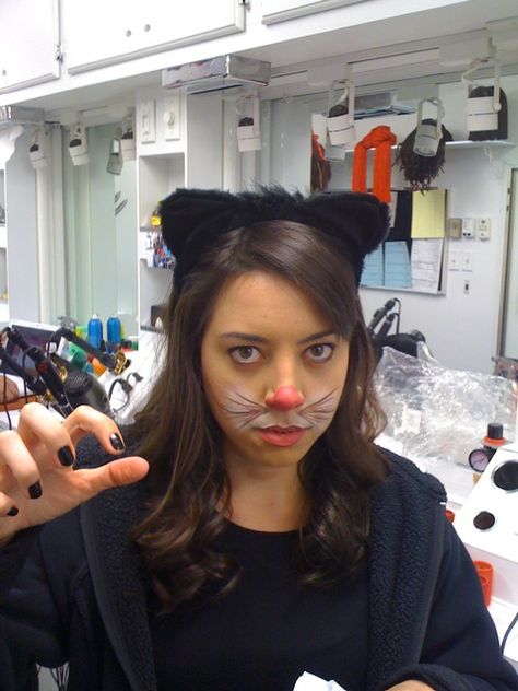 Aubrey Plaza! Classic Halloween costume! Happening. Aubrey Plaza, We Heart It, Funny Memes, Hollywood, Thread, Lost, Tumblr, Celebrities