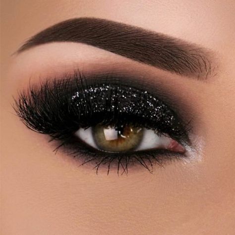 Trucco Smokey Eye, Smokey Eyes Tutorial, Grey Eye Makeup, Black Smokey Eye Makeup, Glitter Smokey Eye, Black Eye Makeup, Smoked Eyes, Maybelline Color Tattoo, Dark Eye Makeup