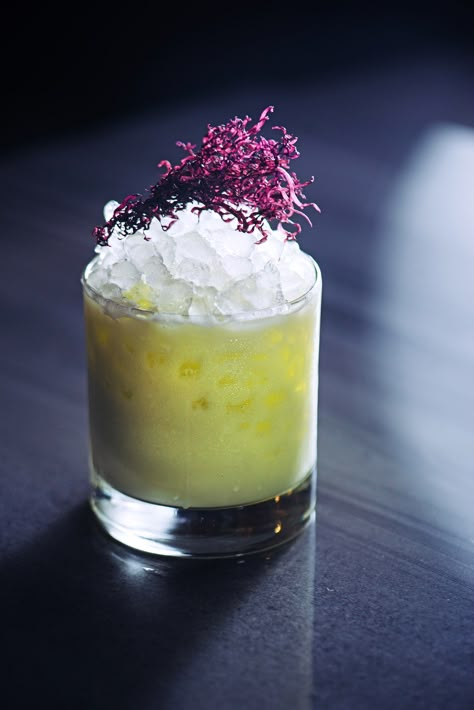 Gin-Sane: Twelve Wildly Imaginative Gin Cocktails | GQ Cocktail Presentation Ideas, Cocktails Garnish, Cocktail Presentation, Mimosa Champagne, Unique Cocktail Recipes, Christmas Eggnog, Bombay Sapphire Gin, Sangria Cocktail, Cocktail Mixology