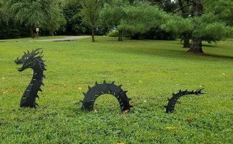 Halloween Metal Art, Spice Bush, Raised Garden Beds Ideas, Garden Beds Ideas, Serpent Dragon, Dragon Garden, Metal Sculptures Garden, Yard Sculptures, Welding Ideas