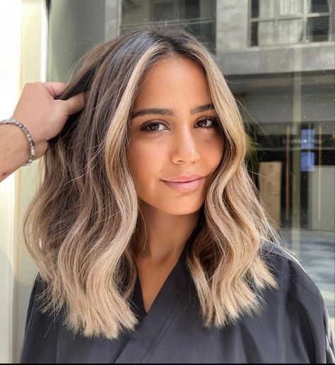 Winter Medium Haircuts 2023-2024 21 Ideas: Embrace the Latest Trends - women-club.online Hair Dues, Rambut Brunette, 2023 Hair, Brunette Hair With Highlights, Brown Hair Balayage, Blonde Hair Inspiration, Balayage Hair Blonde, Blonde Hair Looks, Short Hair Balayage