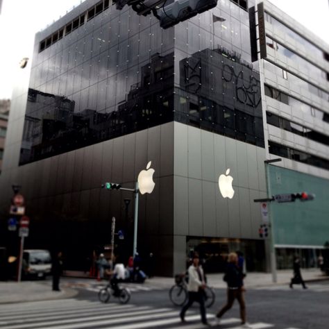 Apple store at Tokyo Apple Company Building, Apple Store Design, Apple Company, Mobile Shop Design, Company Building, Apple Shop, Computer Shop, Building Aesthetic, Storefront Design