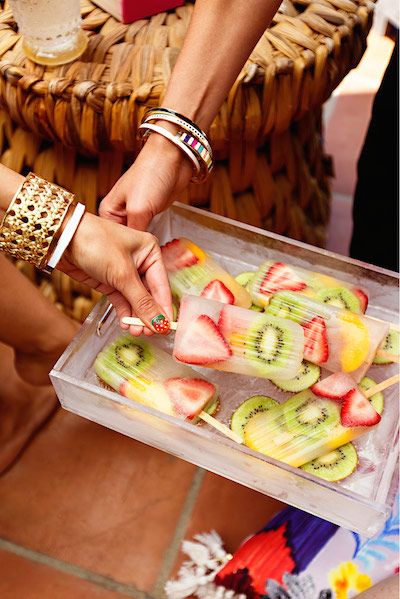 Tropisk Fest, Resep Makanan Beku, Fruit Popsicles, Fiesta Tropical, Snacks Für Party, Tropical Party, Summer Treats, Fruit Recipes, Wedding Food