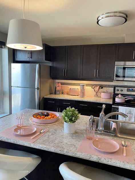 Mom Apartment Ideas, Brown And Pink Kitchen, Grey And Pink Apartment, Cute Apartment Ideas Kitchen, Apartment Kitchen Pink, Black And Pink Apartment, Apartment Inspo Kitchen, Kitchen Aesthetic Apartment, Kitchen Ideas Retro