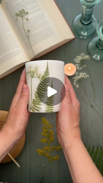 Diy Candles Video, Pressed Flower Candles, Wax Diy, Botanical Candle, Flower Candles, Dried Flowers Diy, Dried And Pressed Flowers, Instagram Diy, Flower Candle