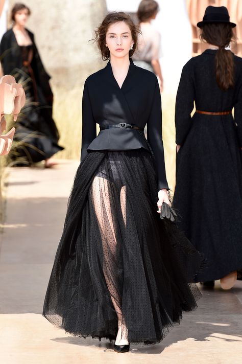 Looks from the Dior Collection. Dior Skirt Outfit, Dior Tulle Skirt, Dior Black Dress, Dior Dresses, Dior Fashion Show, Christian Dior Designer, Dior Skirt, Dior Dress, Winnie Harlow