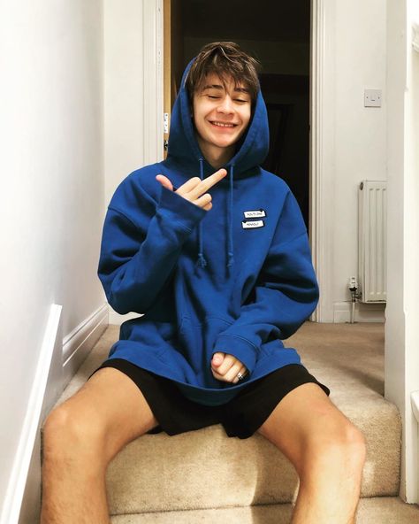 General picture of Leondre Devries - Photo 573 of 1204 Bars And Melody Leondre, Leondre Devries, Kristian Kostov, Bars And Melody, Actor Picture, Studio Logo, Actor Photo, Blue Hoodie, New Pictures