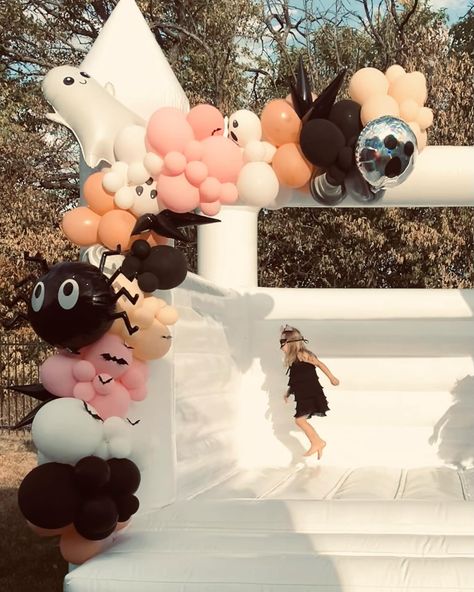 👻 🕷️🕸️ FALL IS HERE!!!!! Bounce House by: @sleepovertinytentco Balloons by @presh.ict 🕷️👻🖤 #fall #whitebouncecastle #spookyseason #halloween #whitebouncehouse #balloons #ict #wichita #wichitakansas #andoverks #andoverkansas www.sleepovertinytentco.com 🖤🖤 Bounce House Balloons, Wichita Kansas, Fall Is Here, Bounce House, Balloons, Halloween, Quick Saves