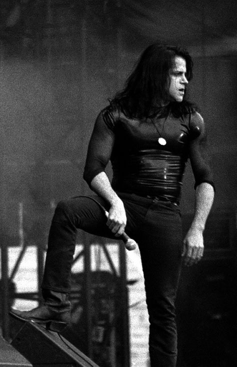 Glenn Danzig ah.. bring back 90's Rock! Glenn Danzig 90s, Horror Photo, Glenn Danzig Misfits, Samhain Danzig, Misfits Band, Danzig Misfits, Glenn Danzig, Hammer Horror, Peter Steele