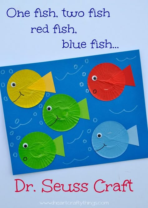 Simple cupcake liner fish craft to go with Dr. Seuss' book One Fish Two Fish Red Fish Blue Fish. Great for Dr. Seuss' Birthday or Read Across America Day. | from iheartcraftythings.com Dr Seuss Craft, March Preschool, Dr Seuss Preschool, Cupcake Liner Crafts, Tiger Spirit, Dr Seuss Activities, Dr Seuss Crafts, Seuss Crafts, March Crafts