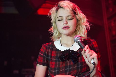 Sky Ferreira Hair, 80s Rock Hair, Sky Ferreira, Rock Hairstyles, 2010s Fashion, Alice In Chains, Girl Inspiration, Pop Rock, Famous Women