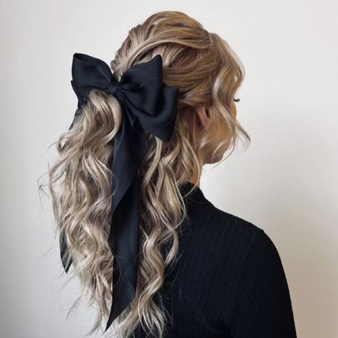 Bow Hair Clips Hairstyles, Hairstyle With Bow Clip, Bow Hairstyle, Peinados Fáciles Para Cabello Corto, Ribbon Hairstyle, Penteado Cabelo Curto, Hair Wraps, Trending Hairstyles, Ribbon Hair