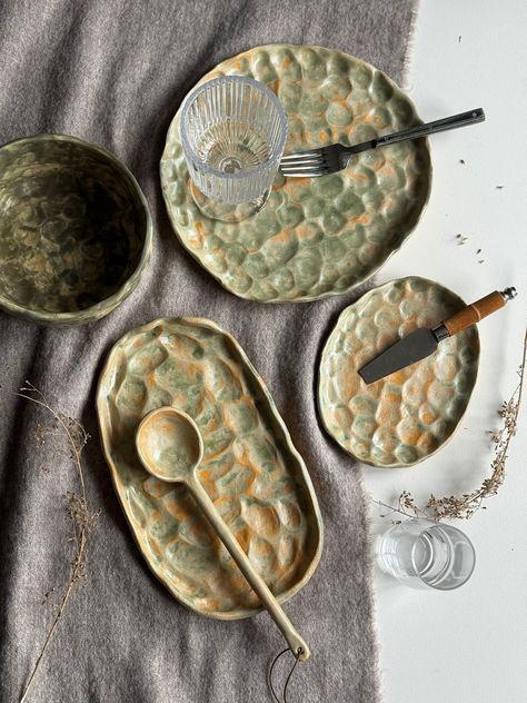 These fully handmade mix and match hosting set are as natural as could be they have beautiful organic shape and texture with roasted green/copper color . A unique and elegant addition to any dining table or kitchen.It is also perfect for those who love hosting dinner parties or enjoy adding unique touches to their home decor. I make these plates and bowl by hand from stoneware clay They are 100% hand built and then bisque fired at 1000C , after it was hand-glazed with different glaze and fired a Olive Tray, Handmade Pottery Plates, Rustic Tableware, Rustic Dinnerware, Dinnerware Pottery, Handmade Dinnerware, Pottery Lessons, Pottery Set, Pottery Inspo