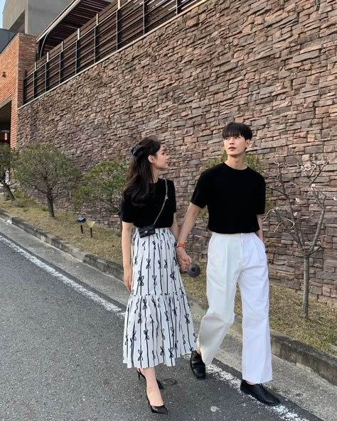 Japanese Couple Outfit, Asian Couple Matching Outfits, Meet Up Outfit Ideas, Korean Couple Aesthetic Outfit, Couple Outfit Korean, Couple Matchy Outfits, Matching Couple Outfits Korean, Pink Couple Outfit, Meet Up Outfit