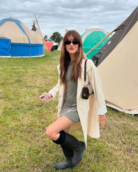 Daisy Edgar-Jones (@daisyedgarjones) • Instagram photos and videos Daisy Edgar Jones, Female Icons, Glastonbury Festival, July 1, Festival Fashion, Daily Outfits, Daily Fashion, Celebrity Style, Hair Hair