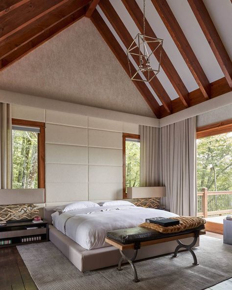 Modern bedroom with a platform bed and vaulted ceiling Master Vaulted Ceiling, Rustic Ceiling Design, High Ceiling Bedroom, Vaulted Ceiling Bedroom, Vaulted Ceiling Ideas, Bedroom Master, Luxury Bedroom Master, Luxury Bedroom, Rustic Bedroom