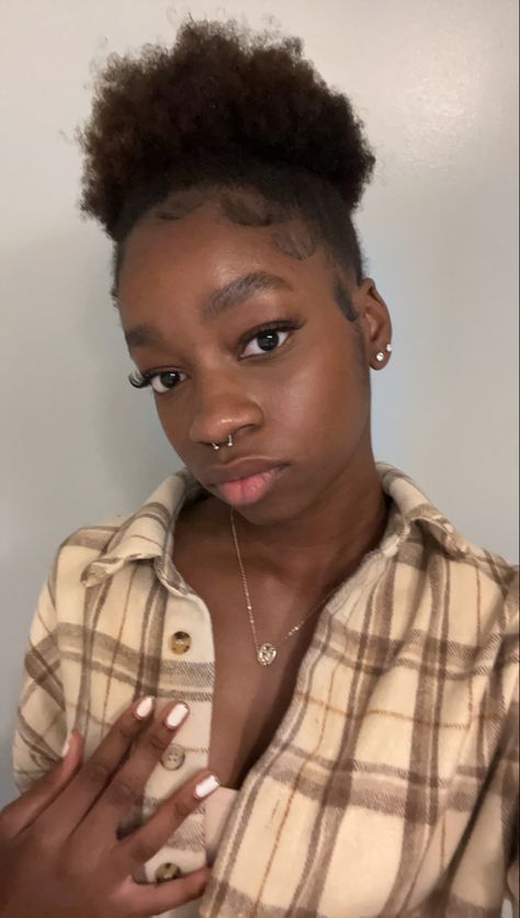 Septum Piercing Black Women, Septum Piercing Jewelry Black Women, Gold Septum Piercing On Black Women, Septum On Black Women, Septum Black Women, Septum Piercing On Black Women, People With Septum Piercings, Piercings Black Women, Black Women Eyebrow Piercing