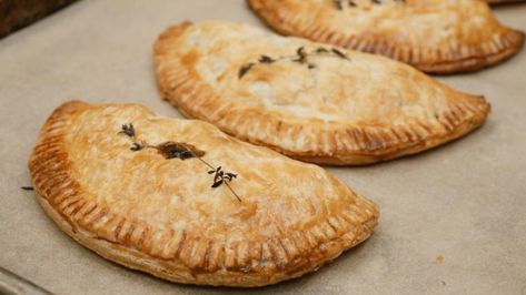 Steak Hand Pies, Hand Pie Crust Recipe, Irish Cream Cheesecake, Irish Colcannon, Circumference Of A Circle, Shortcrust Pastry Recipes, Steak And Ale, Irish Beef, Beef Pies