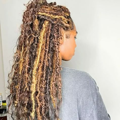 Bohemian Locs With Color, Highlighted Faux Locs, Goddess Faux Locs Blonde And Brown, Faux Locs Ginger And Blonde, Color 27 Faux Locs, Faux Locs With Blonde Highlights, Long Distressed Locs With Color, Braids Colours For Light Skin, Multi Colored Faux Locs